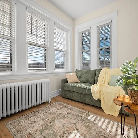 Charming Studio With Sun Room Sleeps 4